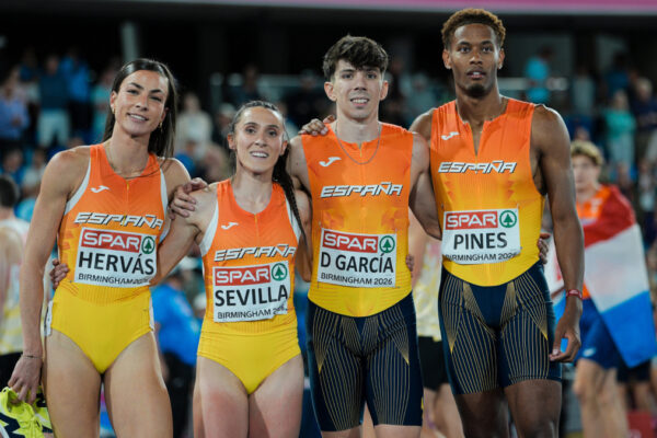 El equipo mixto de 4x400 logra un destacado quinto lugar en su primer relevo