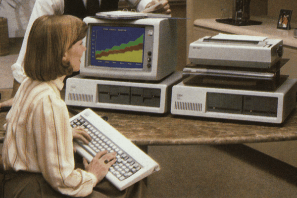 Celebrando 45 años de innovación: El legado del IBM PC y su icónico modelo F/XT.