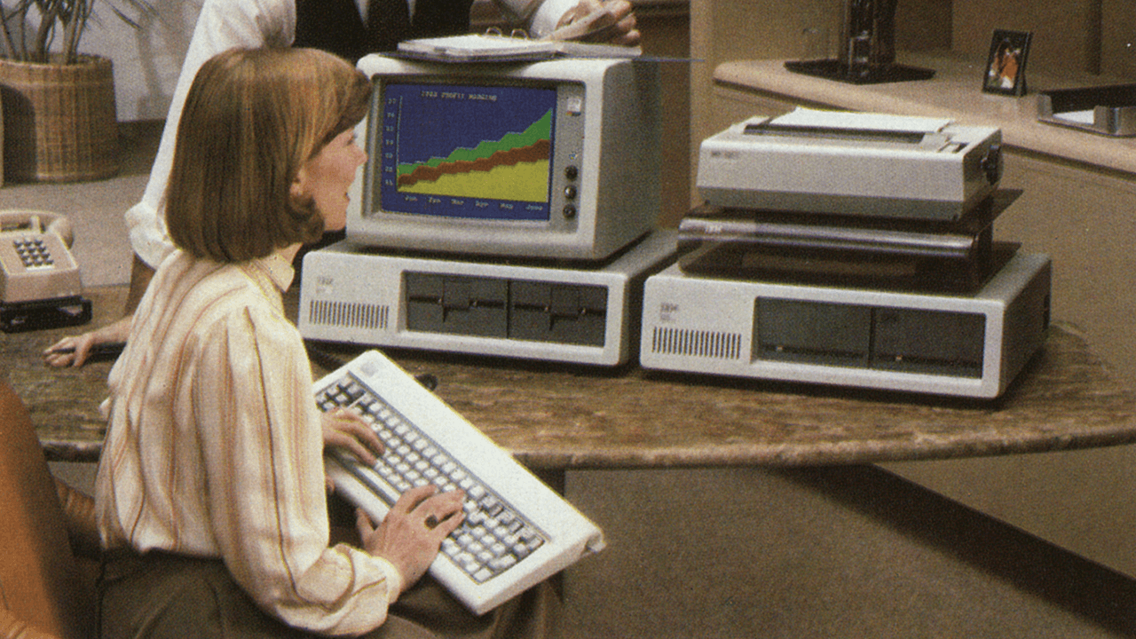 Celebrando 45 años de innovación: El legado del IBM PC y su icónico modelo F/XT.