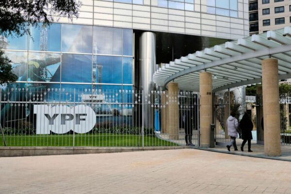 YPF reporta ganancias de 1.605 millones y aumenta su beneficio 47 veces, mientras reduce su deuda en un 13% hasta junio