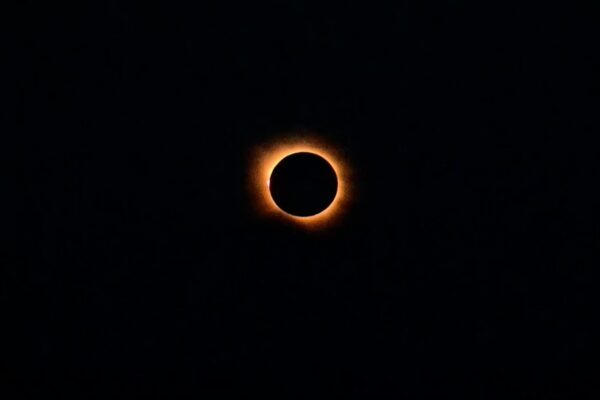 Astrónomos comparten sus experiencias del eclipse: "Es crucial contar historias como estas"