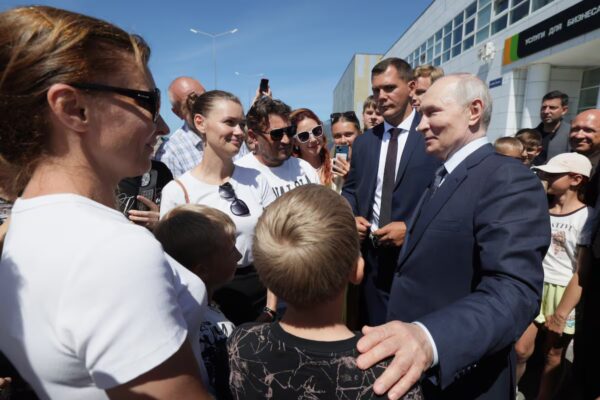 Japón protesta y llama a consulta a su embajador en Rusia tras visita de Putin a las islas Kuriles