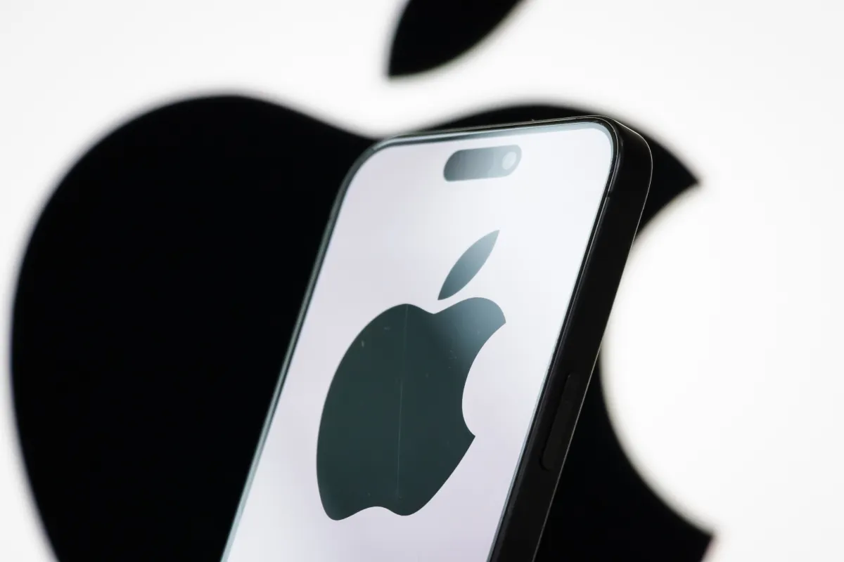Apple negocia con editores para financiar noticias actualizadas en Siri, según informes.