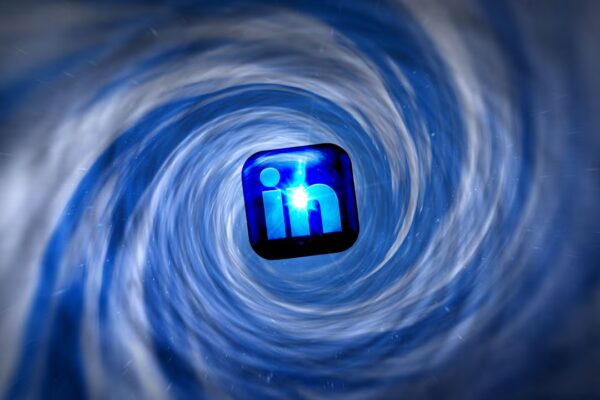Usuarios de LinkedIn emplean inteligencia artificial para actualizar sus perfiles laborales con habilidades del futuro.