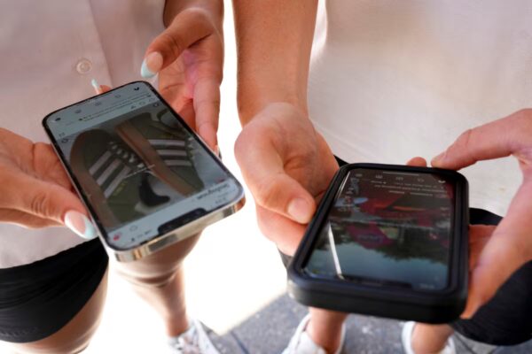 Francia invalida ley que limita acceso a redes sociales para menores de 15 años, citando libertad de expresión