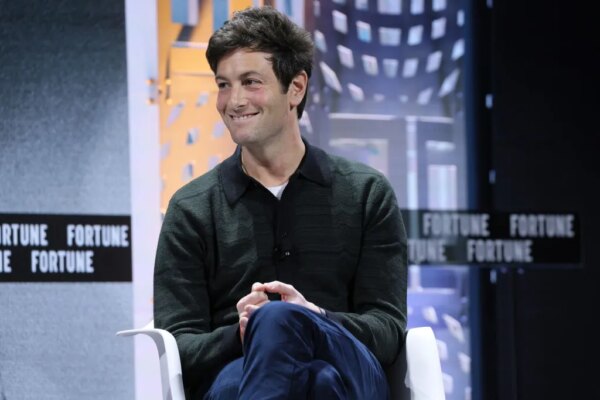 Joshua Kushner critica a los capitalistas de riesgo de Silicon Valley por su excesivo optimismo en torno a la IA.