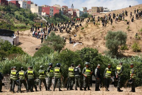 Marruecos detiene el avance de migrantes subsaharianos hacia Ceuta, España