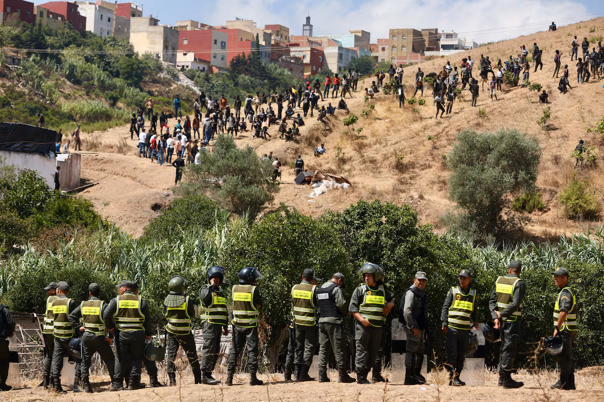 Marruecos detiene el avance de migrantes subsaharianos hacia Ceuta, España