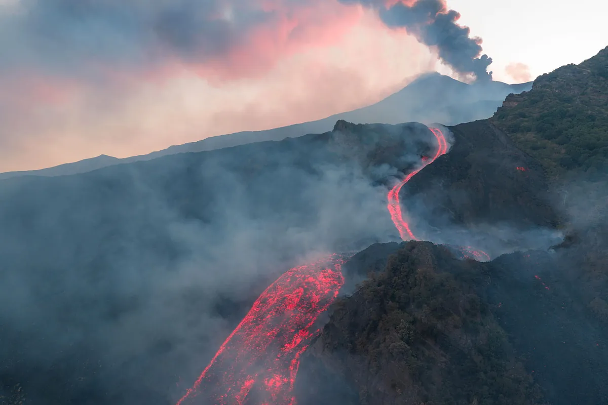 El volcán Etna calma su actividad y se reabren los vuelos en el aeropuerto de Catania