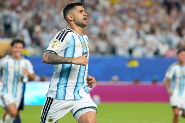 El Atlético de Madrid asegura el fichaje de Cuti Romero para fortalecer su defensa.