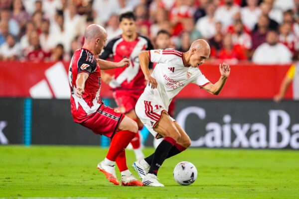 El Sevilla logra una victoria agónica desde el punto de penalti frente a un Rayo débil