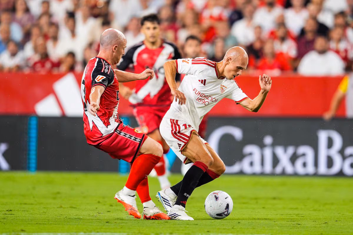 El Sevilla logra una victoria agónica desde el punto de penalti frente a un Rayo débil