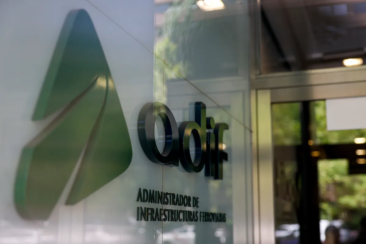 La CNMC otorga a Adif un plazo de tres meses para despejar vías en las terminales de carga.