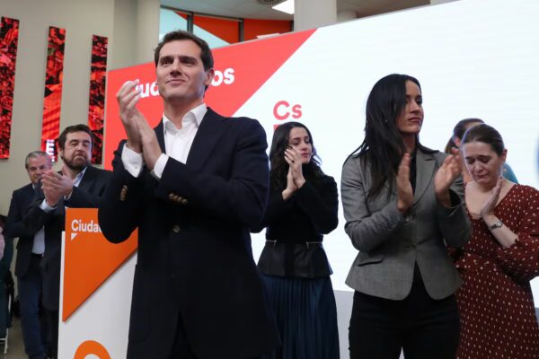 Desafíos para el centro político en España: La compleja brecha entre PSOE y PP