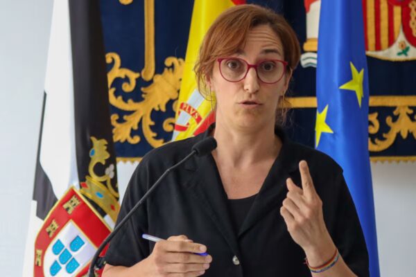 El Gobierno descarta un "colapso" sanitario y solicita espacios en Ceuta para la atención de migrantes