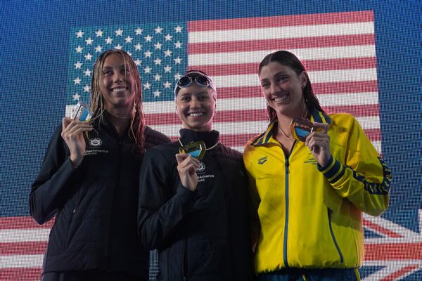 Kate Douglass rompe de manera sorprendente el récord de los 50 metros libres en natación