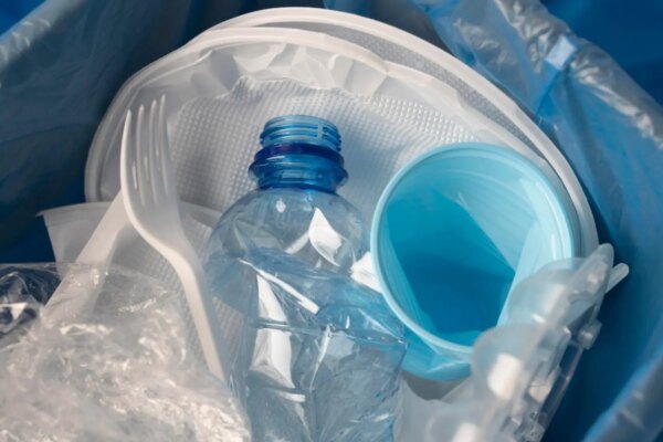 Nueva legislación sobre envases impulsa la eliminación del plástico y podría elevar costos alimentarios