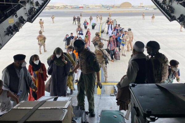 Cinco años de la evacuación en Afganistán: La Defensa destaca el compromiso y valentía de nuestros militares.