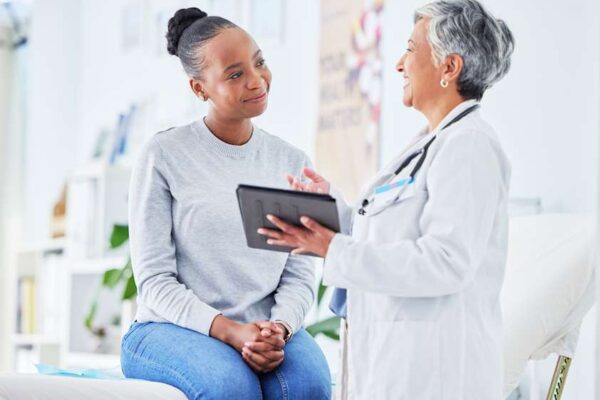 La Cobertura Universal de Salud Podría Evitar 114,000 Muertes Anuales y Ahorrar $1 Billón, Según Estudio de Yale