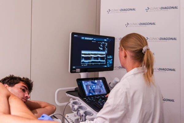 Pep Busquets completa su revisión médica en Clínica Diagonal previo a su pretemporada con FIATC Girona