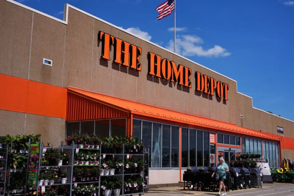 Home Depot reporta sólidos resultados en el segundo trimestre, pero el descenso del mercado de vivienda mantiene inalteradas sus previsiones para 2026.
