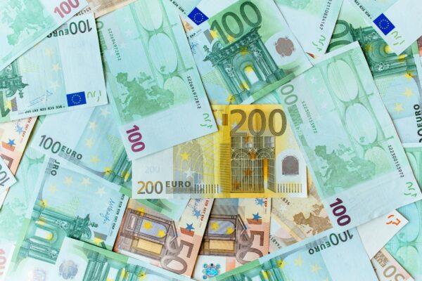 Los españoles destinan más de seis meses de su salario anual al pago de impuestos.
