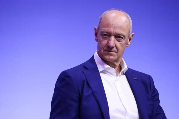 El CEO de Siemens, con un patrimonio de 251 mil millones, responde correos con solo dos letras.