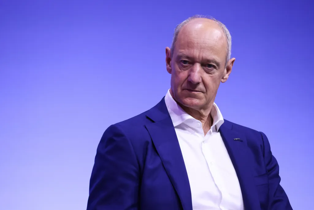 El CEO de Siemens, con un patrimonio de 251 mil millones, responde correos con solo dos letras.