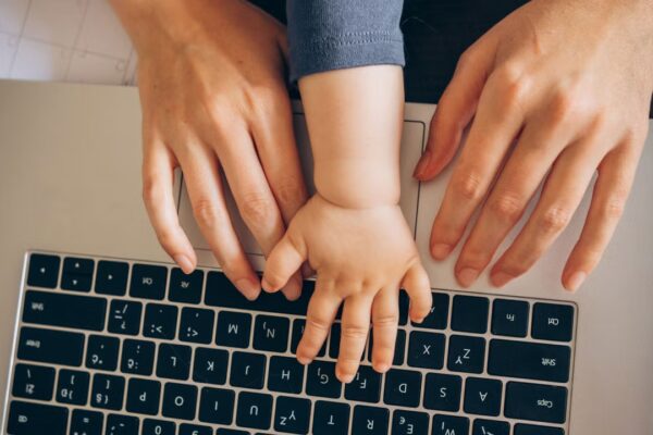 Cómo la 'ruta materna' afecta a las mujeres trabajadoras y empeora con el tiempo
