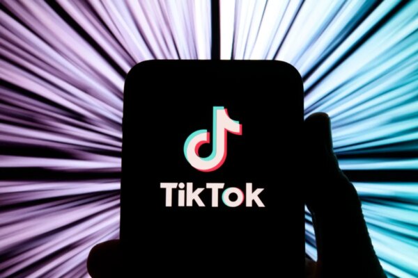 TikTok investiga la posibilidad de pagos entre usuarios a través de mensajes directos, según informe.