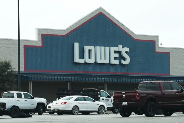 Lowe's ajusta sus proyecciones para 2026 debido a la caída del mercado inmobiliario y la presión en el consumo.