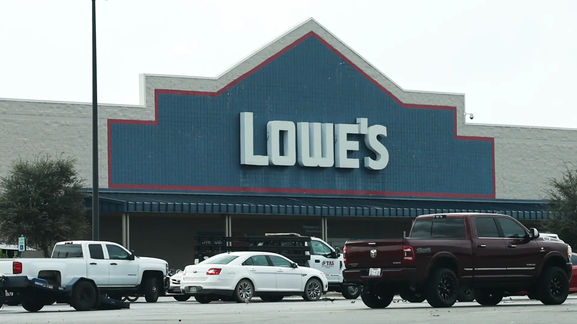 Lowe's ajusta sus proyecciones para 2026 debido a la caída del mercado inmobiliario y la presión en el consumo.