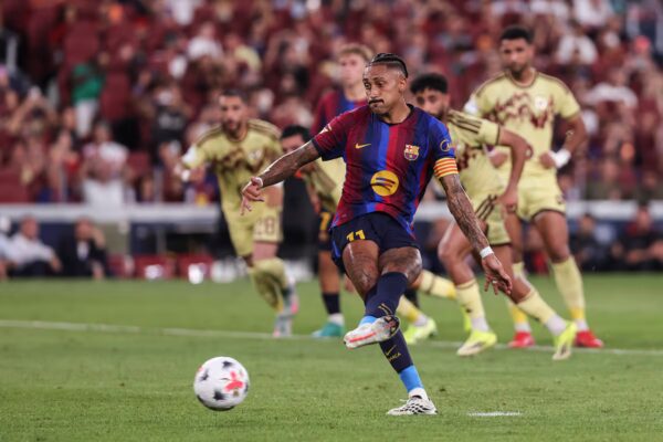 Raphinha brilla bajo el sol y el Barcelona conquista el Trofeo Gamper