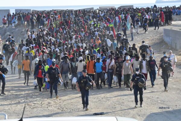 Desalojo de migrantes en la playa de El Trampolín: Actualización en vivo sobre la entrada de inmigrantes a Ceuta