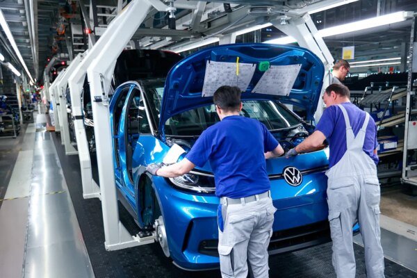 Volkswagen implementa plan de reestructuración que afectará a 50,000 empleos y plantea incertidumbre sobre cuatro fábricas en Alemania.