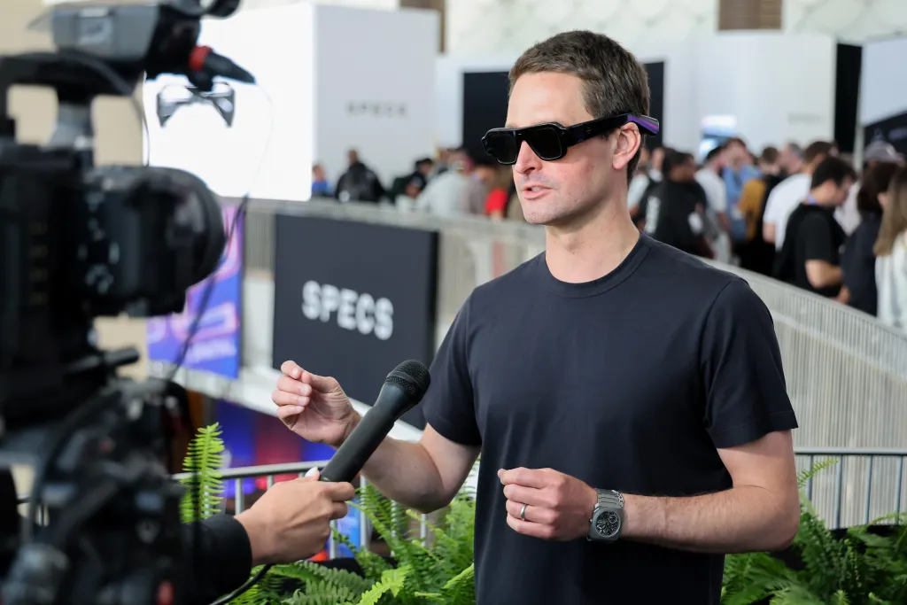 El CEO de Snap, Spiegel, revela su apuesta por un dispositivo inteligente de $2,195.