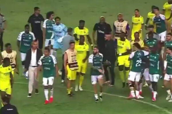 Pablo Peirano genera controversia al ingresar al campo tras un gol del Cali