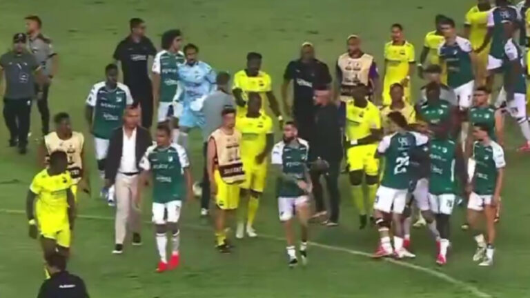 Pablo Peirano genera controversia al ingresar al campo tras un gol del Cali