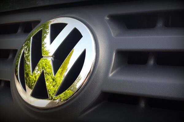 Volkswagen aprueba la reducción de 50,000 empleos en un esfuerzo de reestructuración.