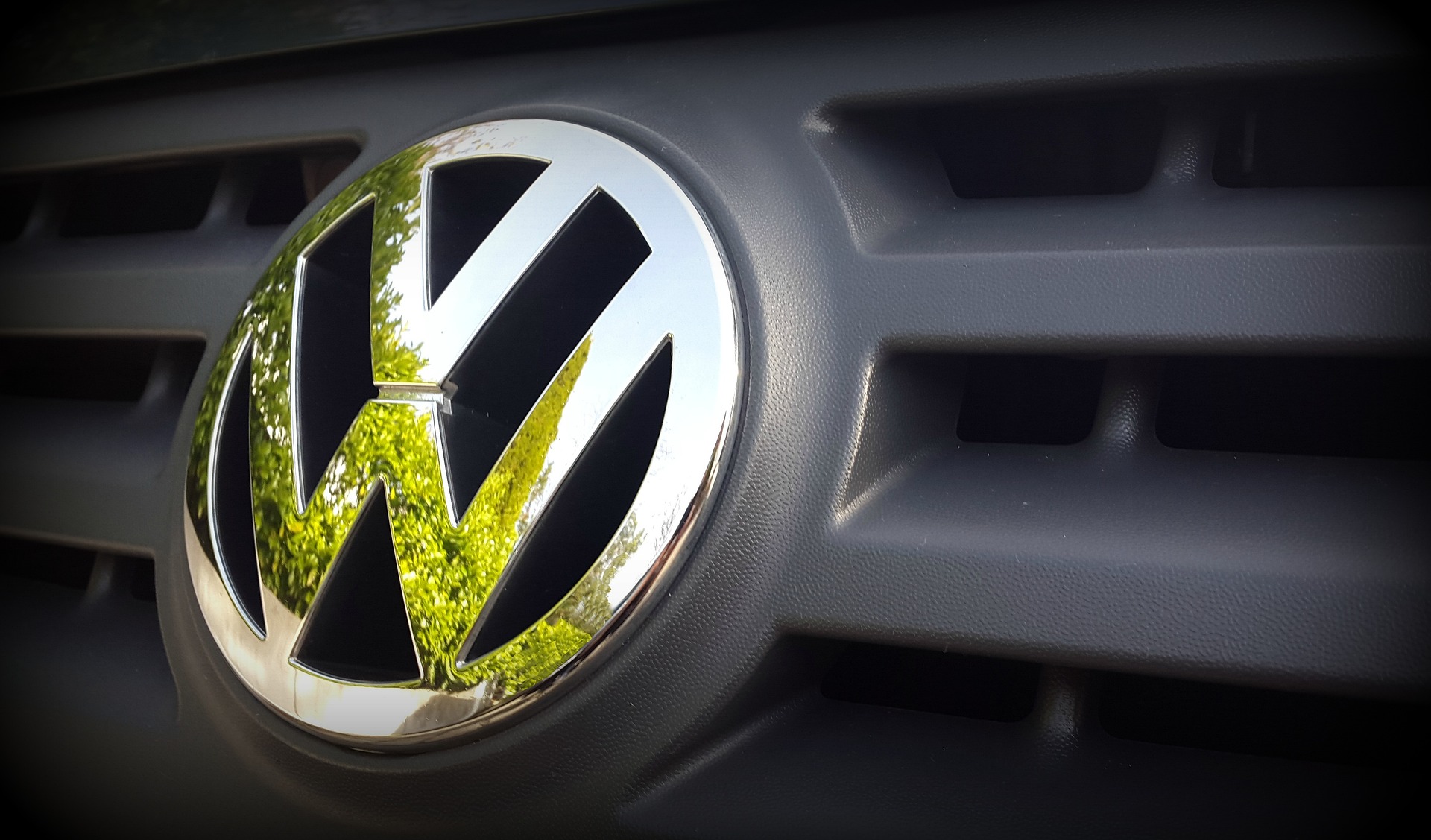 Volkswagen aprueba la reducción de 50,000 empleos en un esfuerzo de reestructuración.