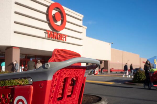 Target enfrenta críticas por nuevo disfraz de Halloween tras reciente disculpa por otro controversial.