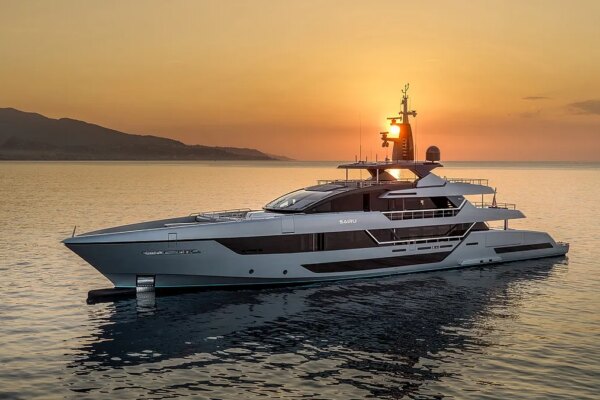 Riva presenta su yate de lujo más grande y costoso, inspirado en el glamour de James Bond, por 42 millones de euros.