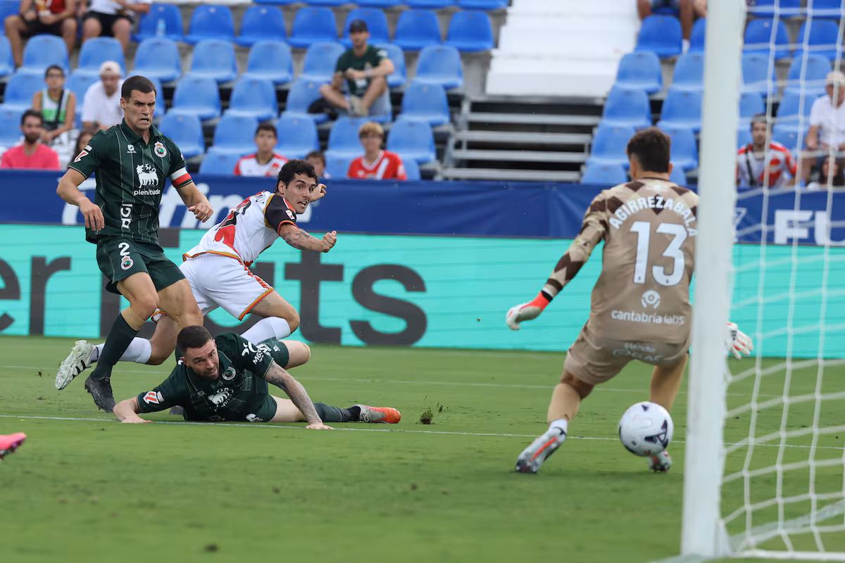 Camello y Ratiu llevan al Rayo a su primera victoria de la temporada en Butarque