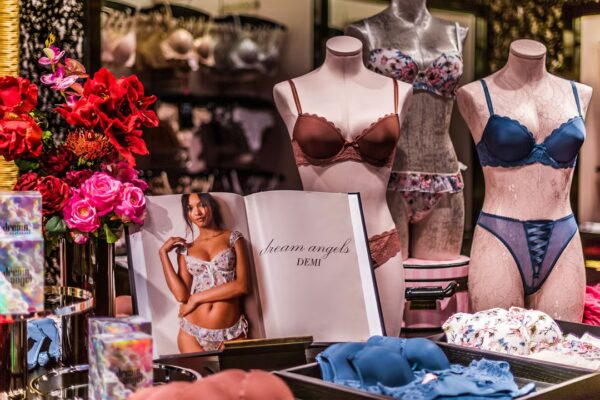 Victoria's Secret cierra 38 tiendas: Lo que deben saber los compradores