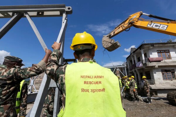 Nepal intensifica las labores de rescate 11 días tras la inundación, encontrando supervivientes