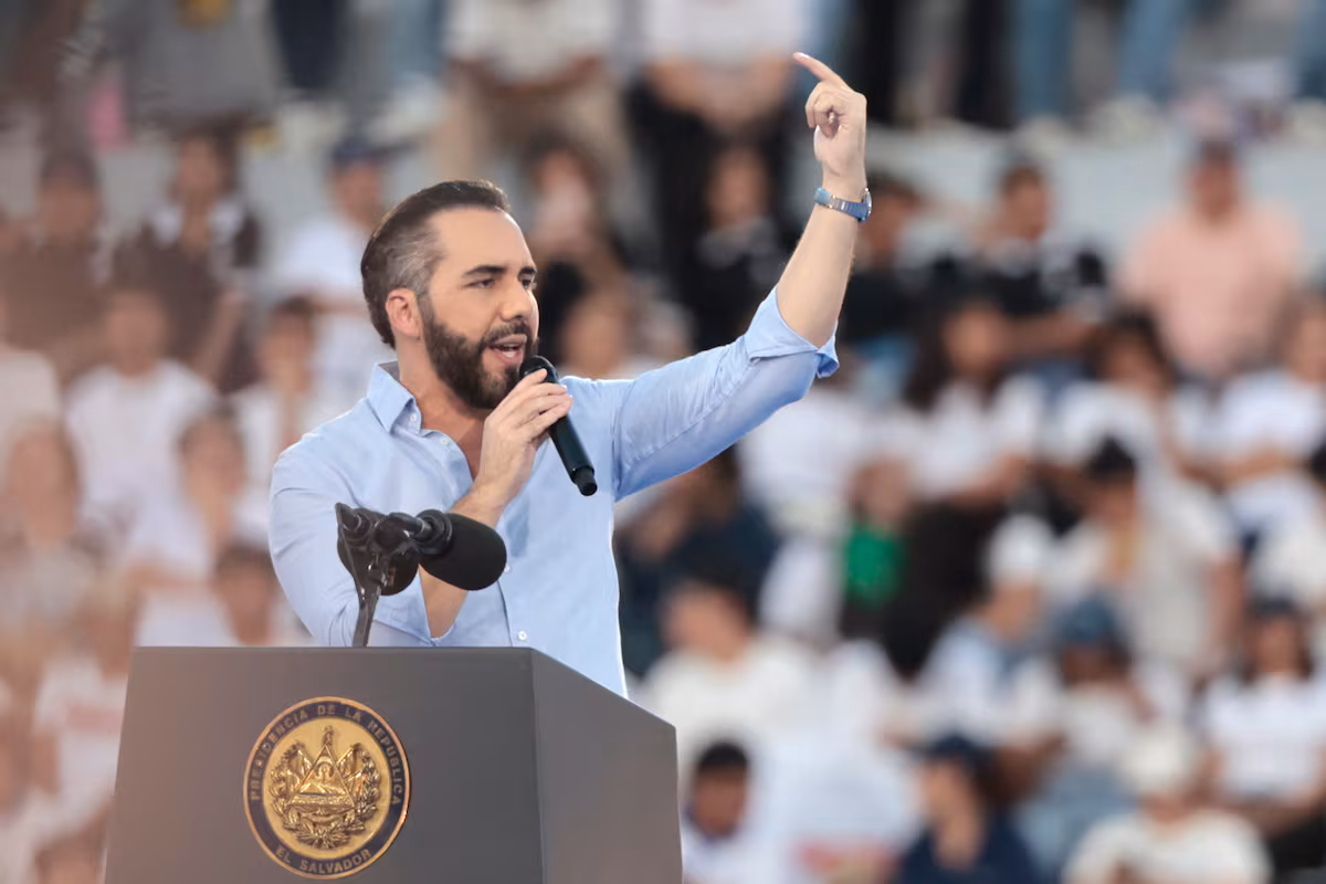 Bukele suspende adquisición de bitcoin tras pacto con el FMI