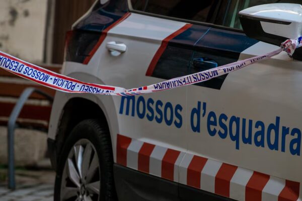 Hombre en estado grave tras caer desde un cuarto piso tras apuñalar a tres personas en Cataluña
