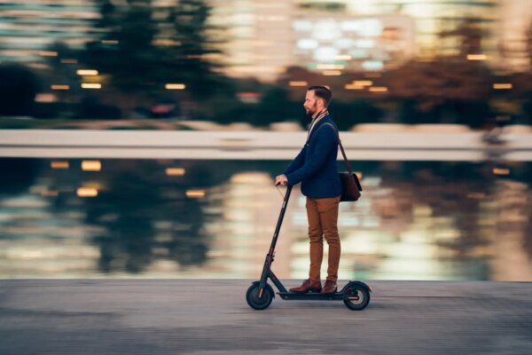 Renfe permite el acceso de patinetes eléctricos en sus trenes: requisitos y fechas a considerar