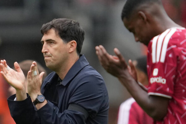 Neville critica la gestión del Liverpool hacia Iraola y sugiere cambios en la política del club.