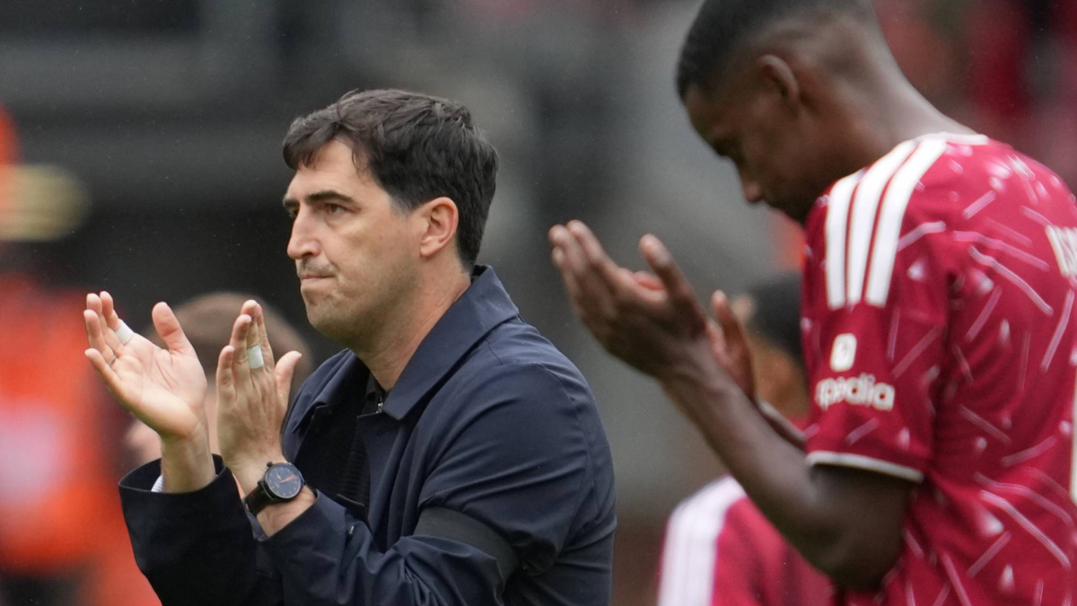 Neville critica la gestión del Liverpool hacia Iraola y sugiere cambios en la política del club.